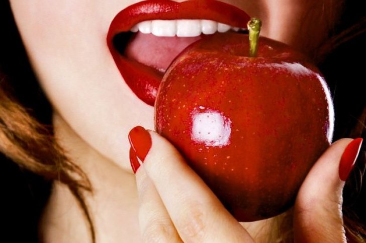 Mujer come manzana