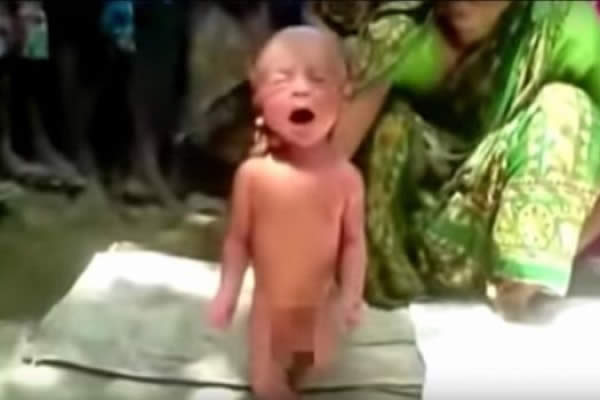Bebe de dos meses lo forzan a caminar, insolito video