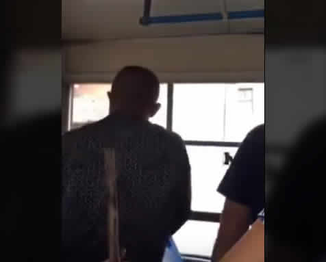 Este abusador golpea salvajemente a una mujer por no cederle el asiento del autobús