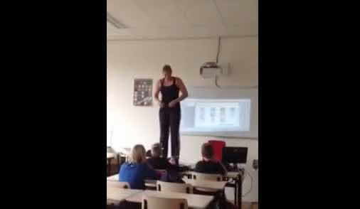 Maestra se desnuda en clase para enseñar biologia