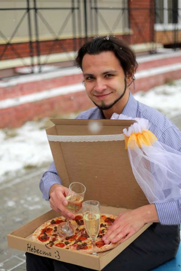 Hombre se casa con una pizza