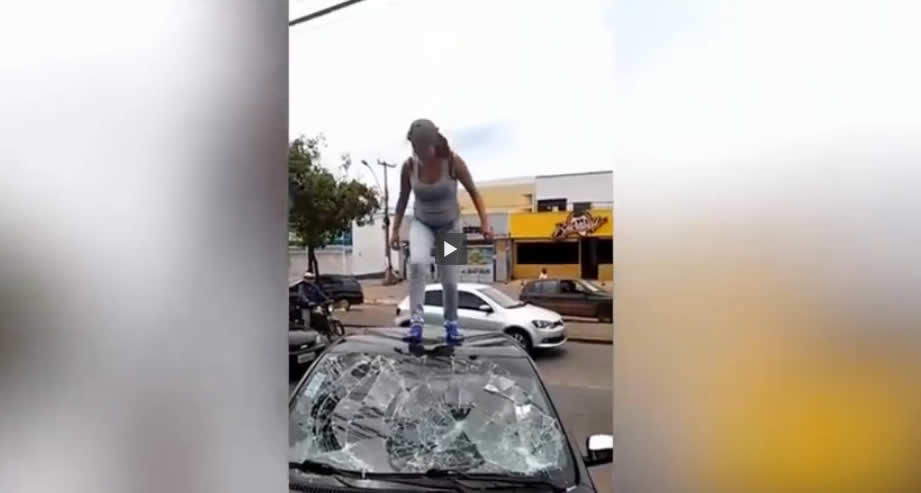 Mujer celosa destruye carro