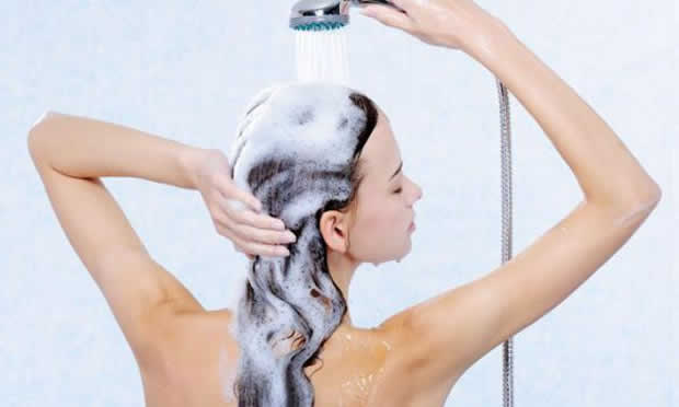 Mujer lava su pelo