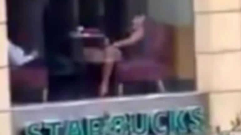 Mujer se masturba en un Starbucks