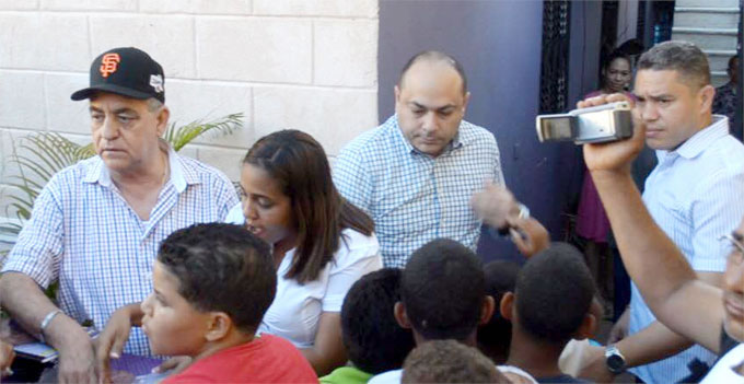 Félix Rodríguez realiza entrega de útiles escolares en sector San Martin SFM